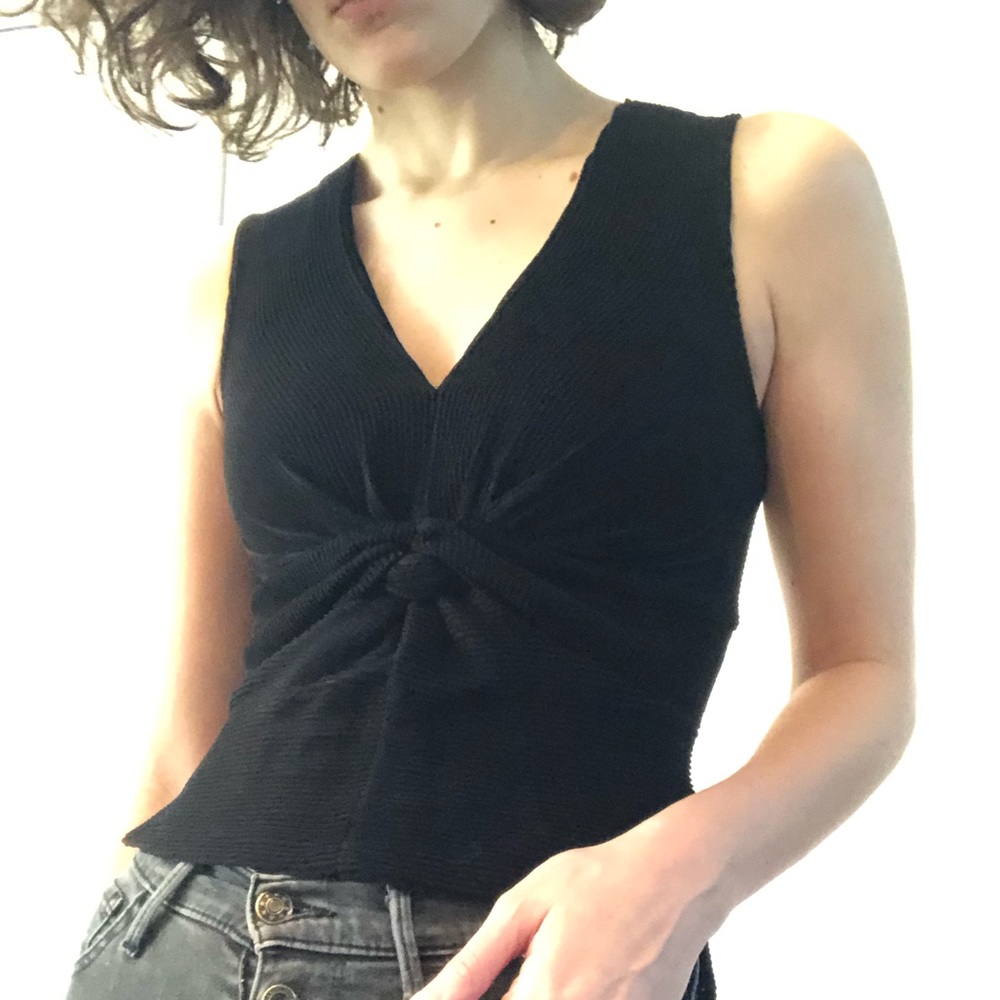 Cropped knot tank